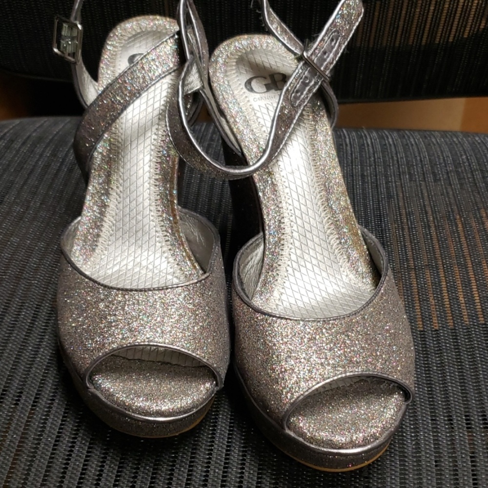 Shoes - Picture 2 of 8